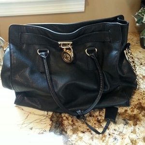 AuthenticMichael Kors LG black leather Hamilton